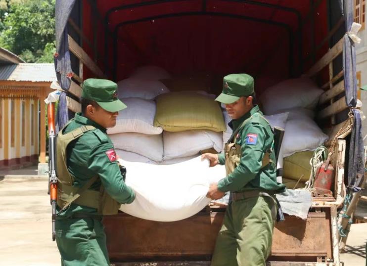 同盟军后勤部及卫生部援助木邦县避战群众百